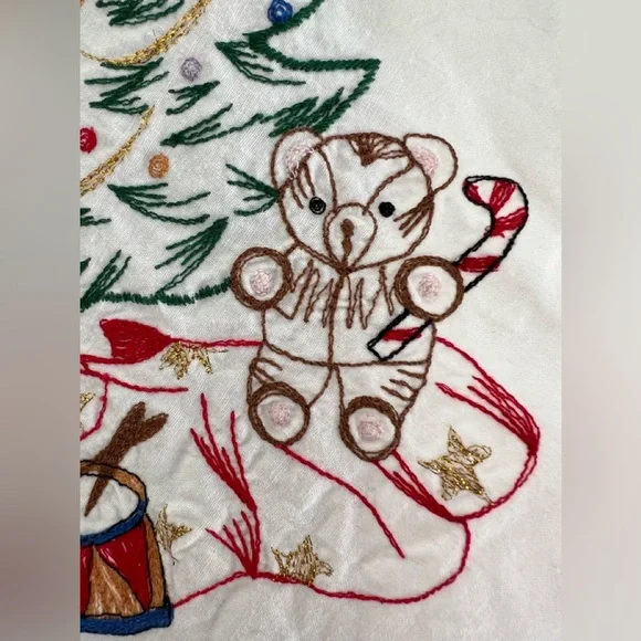 Vintage Embroidered Christmas Tablecloth with Matching Napkins. - Picture 2 of 11